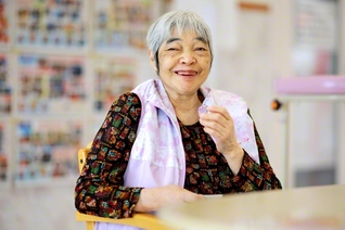 万里子さんにとっての宝物は「家族」。施設では彼女の笑顔を「天使のようだ」と言う人もいる