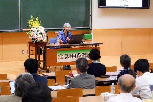 記念講演を行うJT生命誌研究館・名誉館長の中村桂子氏。「人間は自然の一部である」という視点から、生命尊厳の社会を構築する方途を提起した（5月30日、東京・八王子市の創価大学で）
