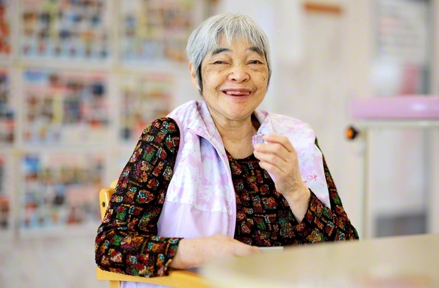 万里子さんにとっての宝物は「家族」。施設では彼女の笑顔を「天使のようだ」と言う人もいる