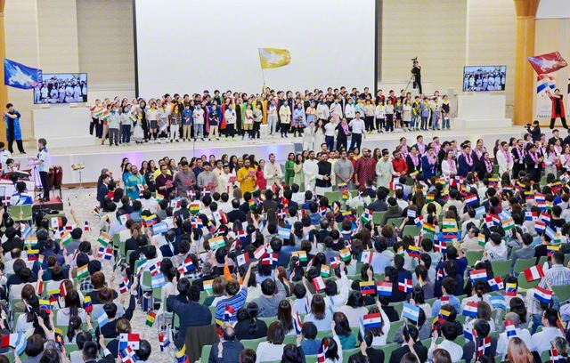 「師弟共戦の大地」――北海道で盛大に行われた「青年ワールド総会」。参加者全員で方面歌「三代城の歌」を歌い、中南米とインドの友も、練習してきた日本語で共に大合唱した（先月24日、北海道池田講堂で）