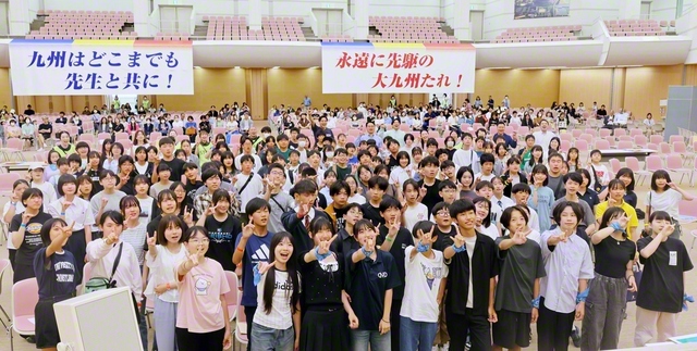 福岡・博多・筑紫総県が合同で開催した中等部大会「Peace　Step　Fukuoka」の参加者が記念のカメラに。皆の笑顔がはじけた（5月24日、福岡市の九州池田講堂で）