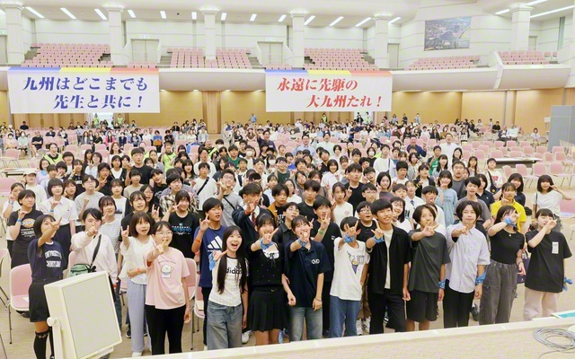 福岡・博多・筑紫総県が合同で開催した中等部大会「Peace　Step　Fukuoka」の参加者が記念のカメラに。皆の笑顔がはじけた（5月24日、福岡市の九州池田講堂で）