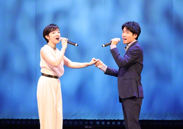 舞台を縦横に使い、豊かな表現力で魅了した日本人歌手の木賀翠氏㊧と、伊藤厚志氏