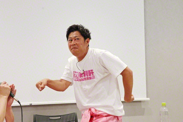 放送中に披露したダンスを再現する尾形貴弘