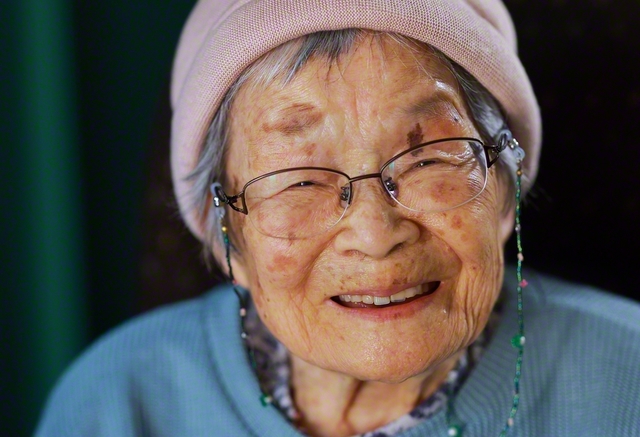 にっこり笑う千鶴子さん。「103歳。今日も幸せですぅ」と感謝を胸に