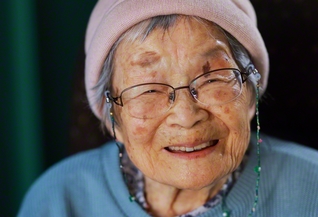 にっこり笑う千鶴子さん。「103歳。今日も幸せですぅ」と感謝を胸に