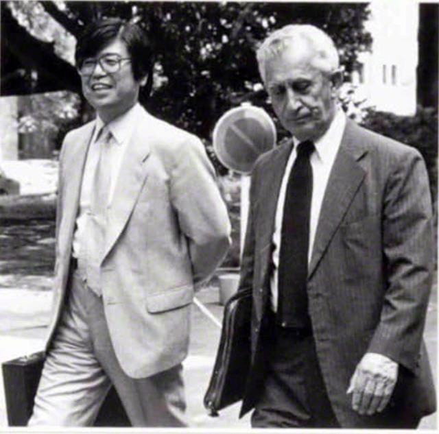 1983年に来日したベンジャミン・ブルーム㊨と語らい歩く梶田理事長（梶田氏提供）