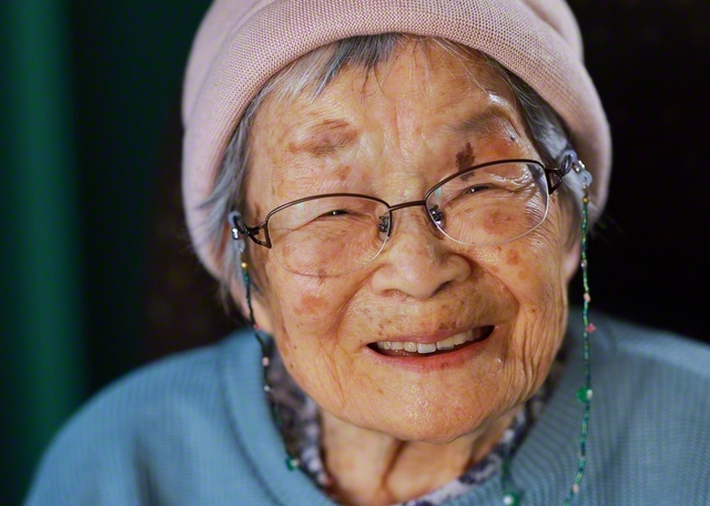 にっこり笑う千鶴子さん。「103歳。今日も幸せですぅ」と感謝を胸に