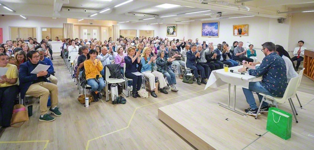 新たな広布の峰へ、清新な息吹で進むベルギーの友。集いでは、コーラスグループが「森ケ崎海岸」を高らかに歌い上げた（5月3日、ベルギー文化会館で）
