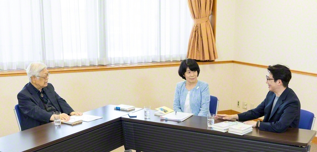 左から、聖ウルスラ学院の梶田叡一理事長、創価学会教育部の町田千恵美女性部長、創価大学ジョン・デューイ研究センターの伊藤貴雄センター長