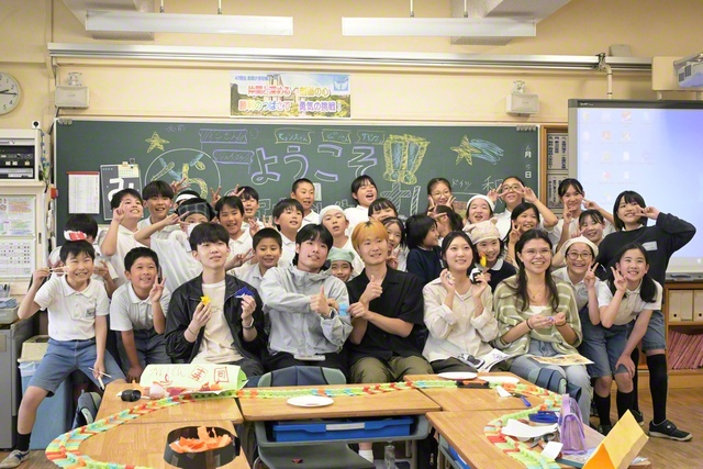 心温まる交流を結んだ児童と留学生が記念のカメラに