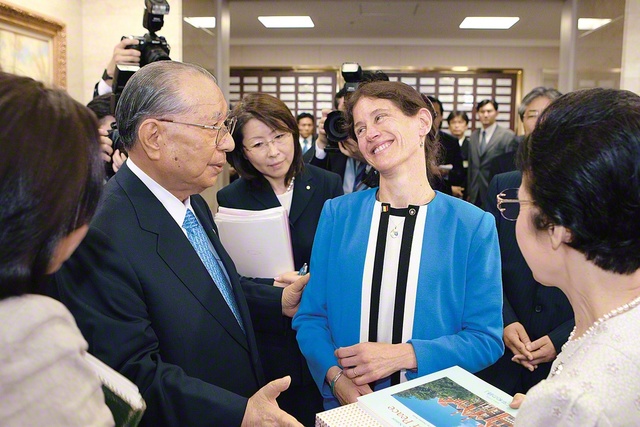 SUAの創立者である池田先生と語り合うワイダー博士。池田先生が、ワイダー博士の亡き母をしのび記念植樹を提案すると、博士は「樹木を愛し、伸びゆくものを愛した母も、きっと喜ぶでしょう」と声を弾ませた（2006年7月、東京・八王子市の創価大学で）