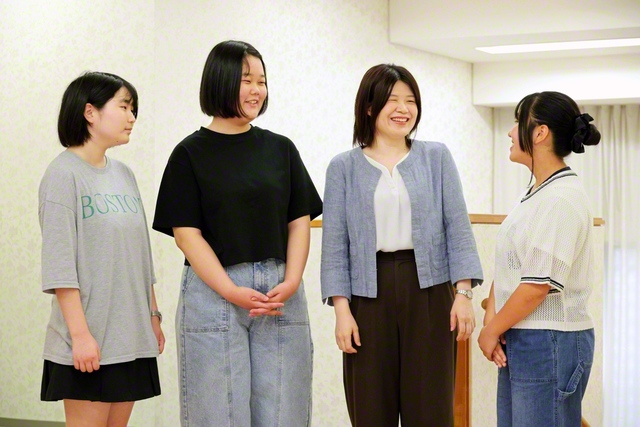 宮本関西女子未来部長（右から2人目）は、大阪港文化会館で受験に臨む中等部員にエールを送った。あるメンバーは「学会が困難を乗り越えて、世界に仏法を大きく広げた歴史を学びました。私も諦めずに何事にも挑戦したいです」と爽やかに語った
