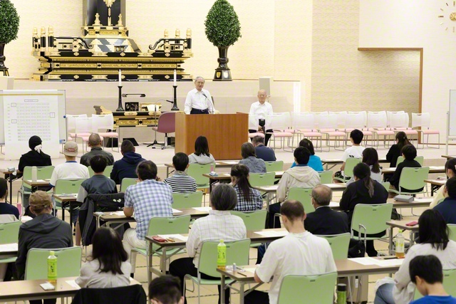 原田会長は東京・練馬区の城西平和講堂で受験者を激励。練馬総区では、受験申し込みの約半数が友人で、仏法への共感が広がっている
