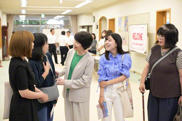 那須女性部長は東京の清瀬平和会館に駆け付け、受験者に万感の励ましを送った。同会館では中学生から80代の友まで幅広い世代が試験に挑んだ。ある友は「今回学んだ仏法の知識を人生に生かしていきたいです」と朗らかに