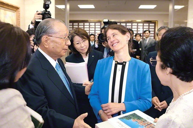 SUAの創立者である池田先生と語り合うワイダー博士。池田先生が、ワイダー博士の亡き母をしのび記念植樹を提案すると、博士は「樹木を愛し、伸びゆくものを愛した母も、きっと喜ぶでしょう」と声を弾ませた（2006年7月、東京・八王子市の創価大学で）