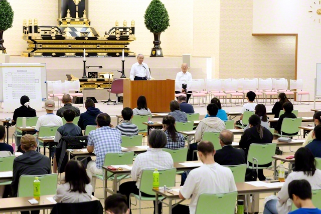 原田会長は東京・練馬区の城西平和講堂で受験者を激励。練馬総区では、受験申し込みの約半数が友人で、仏法への共感が広がっている