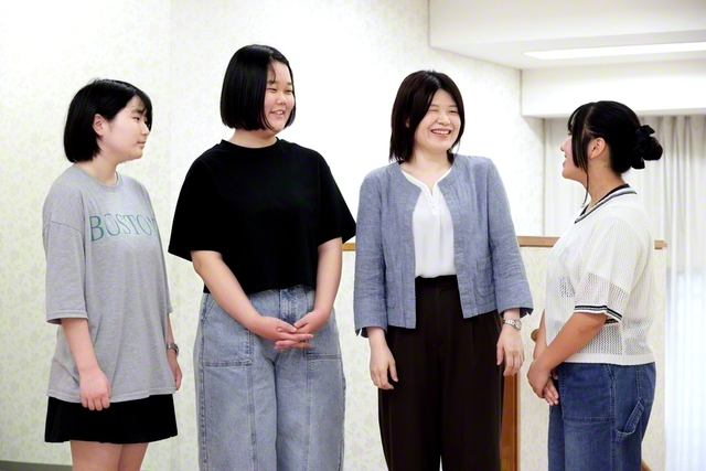 宮本関西女子未来部長（右から2人目）は、大阪港文化会館で受験に臨む中等部員にエールを送った。あるメンバーは「学会が困難を乗り越えて、世界に仏法を大きく広げた歴史を学びました。私も諦めずに何事にも挑戦したいです」と爽やかに語った