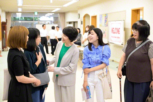 那須女性部長は東京の清瀬平和会館に駆け付け、受験者に万感の励ましを送った。同会館では中学生から80代の友まで幅広い世代が試験に挑んだ。ある友は「今回学んだ仏法の知識を人生に生かしていきたいです」と朗らかに