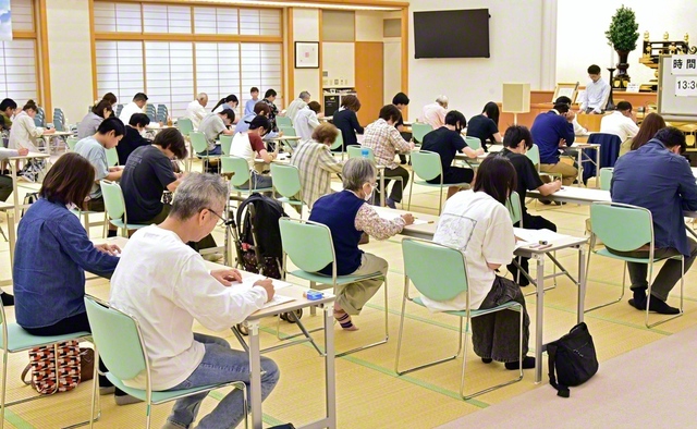 長野平和会館では、長野圏、長野中央圏の友が試験に臨んだ。未来部担当者と共に研さんを重ねてきた中等部員は「日蓮大聖人の御生涯を知り、決意と行動の大切さを学びました」と目を輝かせた