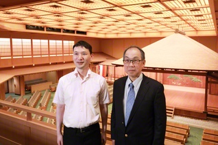 横浜能楽堂の芸術監督・中村雅之さん㊨と、プロデューサーの大瀧誠之さん