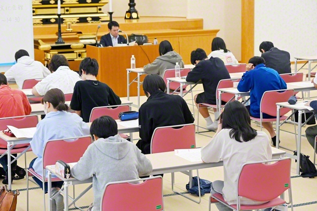茨城・つくば文化会館では、つくば県の友らが挑戦した。男子中等部員は「勉強会で楽しく学べたので、自信を持って受験できました」と爽やかに。ある受験者は「初めて知ることばかりで、仏法が自分のためになると実感しました」と感想を寄せた