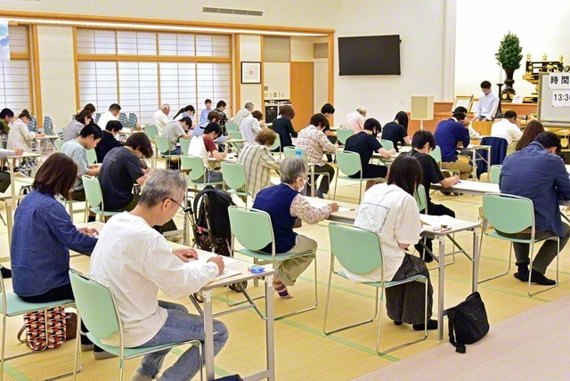 長野平和会館では、長野圏、長野中央圏の友が試験に臨んだ。未来部担当者と共に研さんを重ねてきた中等部員は「日蓮大聖人の御生涯を知り、決意と行動の大切さを学びました」と目を輝かせた