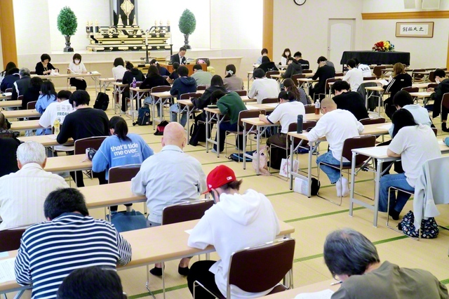 神奈川の横浜旭文化会館では、旭総区の友が教学研さんの成果を発揮した。5月3日に入会した友は決意する。「仏法入門を通し、“求道の心”が深まりました。サポートしていただいた皆さんに感謝しています。ヤング壮年部の一員として、さらに成長し続けていきます」　　　　　　　　　　　　　　　　　　　　　　　　　　　
