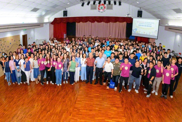 マレーシア創価幼稚園の同窓生が記念のカメラに（5月17日、同園で）