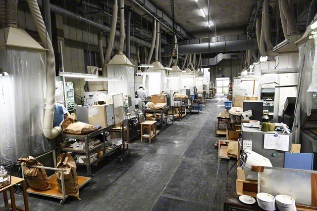 シェルミンを製造するヤマト化工の工場。現在製造している食器のうち、約10％がシェルミン