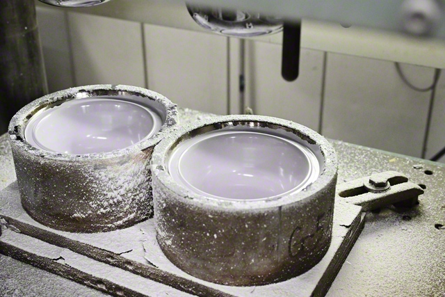 金型でプレスし、食器の形に。メラミン樹脂を染み込ませた紙で、食器に柄をつける