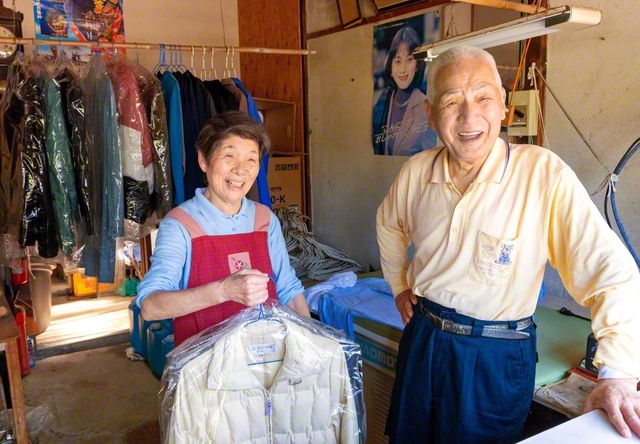 「クリーニングは2人おらんとできん仕事や」と堂端さん㊨。妻の房恵さんと二人三脚で切り盛り