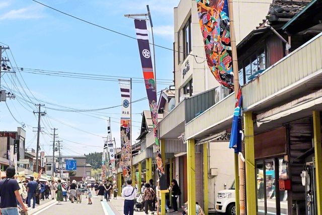 【新潟】商店街の通りには60本以上、のぼり旗が並んだ（安田インターチェンジから車で約25分）