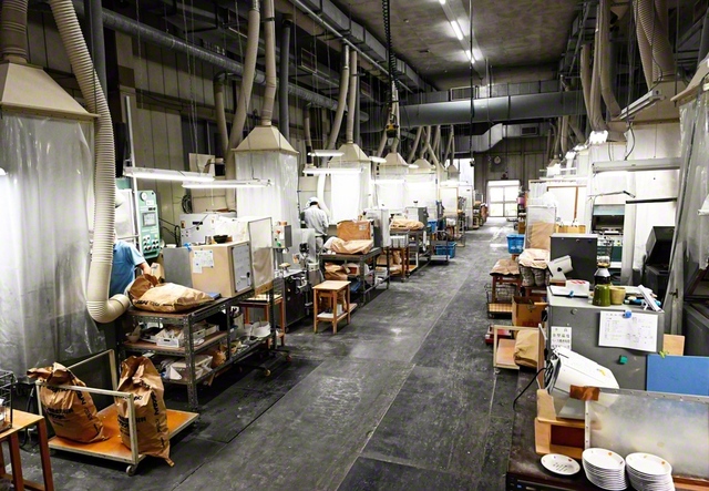 【シェルミンの主な製造工程】シェルミンを製造するヤマト化工の工場。現在製造している食器のうち、約10％がシェルミン