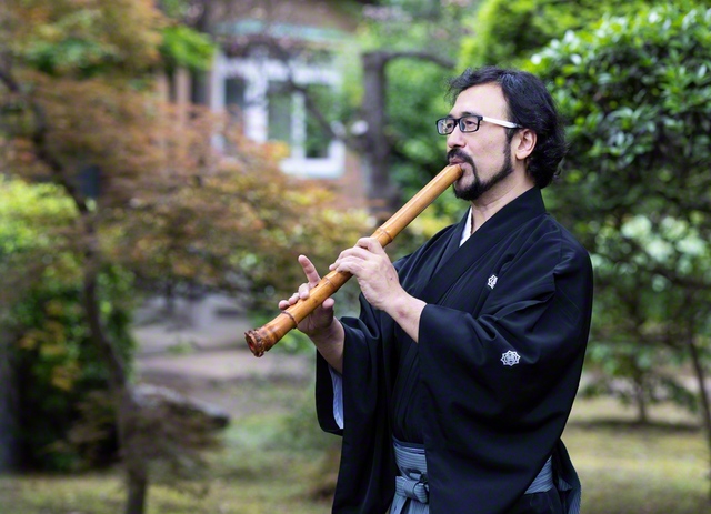 尺八を演奏するラファエルさん。「日本音楽は呼吸を表現としても使うんです。奥が深くて面白い」と