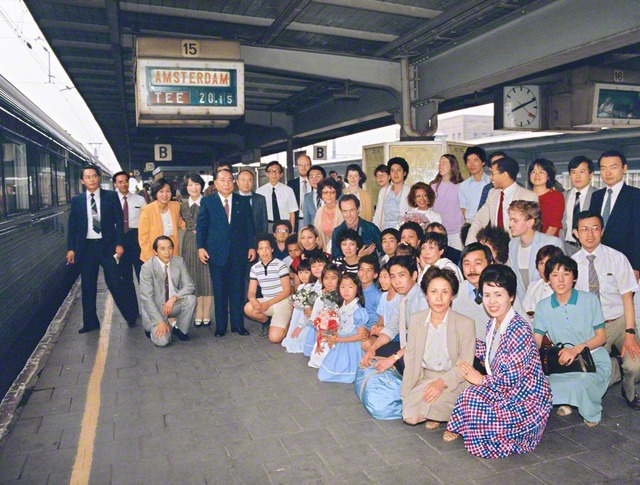 池田先生ご夫妻がベルギーのブリュッセル南駅に集まっていた友と記念のカメラに(1983年6月25日)