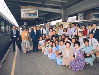 池田先生ご夫妻がベルギーのブリュッセル南駅に集まっていた友と記念のカメラに（1983年6月25日）