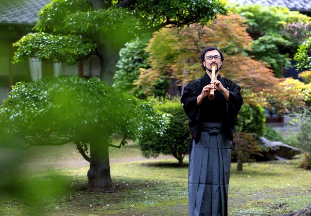 尺八を演奏するラファエルさん。「日本音楽は呼吸を表現としても使うんです。奥が深くて面白い」