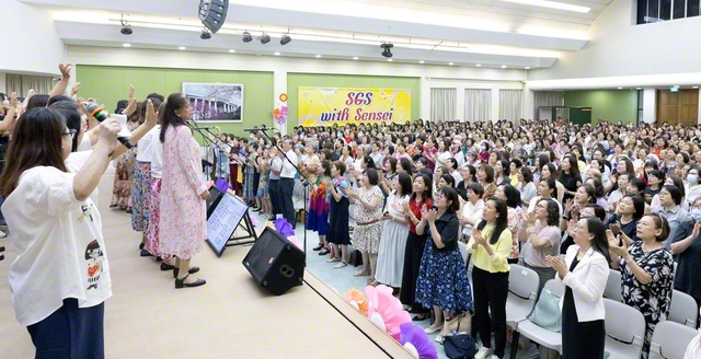 シンガポール婦人部の記念総会では、各種グループが演目を披露。会場に歓喜の輪が広がった（7日、SGS本部で）