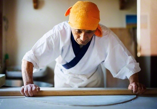 どこまでも手打ちにこだわる神藤さん。四季折々で製粉の量を調整し、繊細なそばの味を提供する
