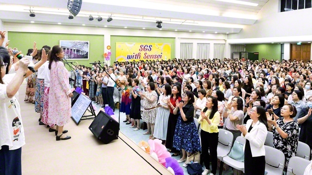 シンガポール婦人部の記念総会では、各種グループが演目を披露。会場に歓喜の輪が広がった（7日、SGS本部で）