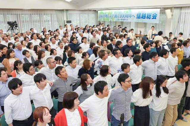 池田先生が後継の友への薫陶を重ねた舞台・長野研修道場で行われた信越総会。“さあ、共に出発しよう!”――世界青年部歌「Eternal Journey with Sensei!~永遠の師弟旅~」を高らかに歌った(先月31日)