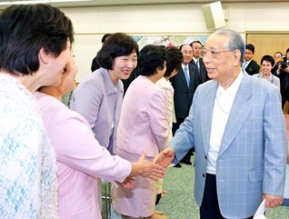 埼玉池田研修道場を初訪問した池田先生が同志を激励（2007年5月8日）