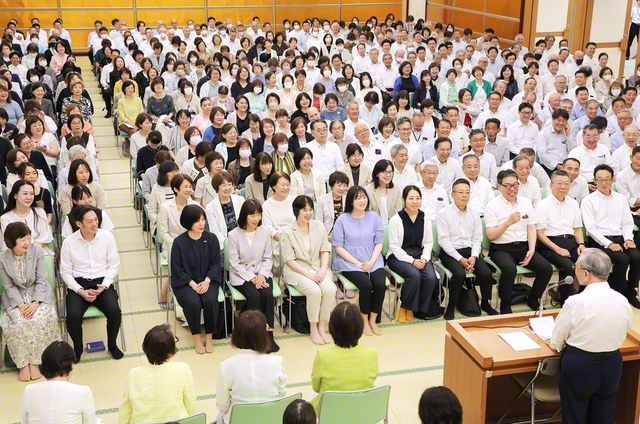新たな広宣勝利へ、威風堂々の前進を誓う総京都の幹部会。女性部のチェリーコーラスが爽やかな歌声を響かせた（伏見平和会館で）
