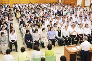新たな広宣勝利へ、威風堂々の前進を誓う総京都の幹部会。女性部のチェリーコーラスが爽やかな歌声を響かせた（伏見平和会館で）