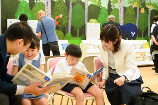 来場した子どもは「全部ワクワクする」と笑顔を見せた（九州池田講堂で）