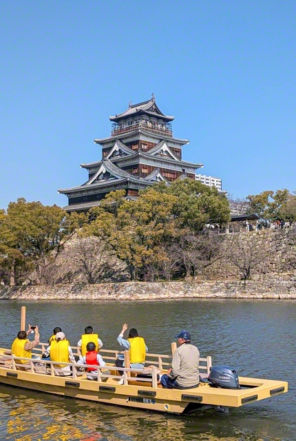 広島の武家文化を紹介する博物館として親しまれてきた広島城天守。観光客が遊覧船から外観を楽しむ（広島市中区）＝広島・竹島泰子通信員