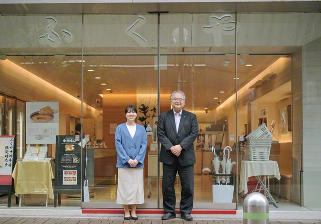 「ふくや」中洲本店の前で