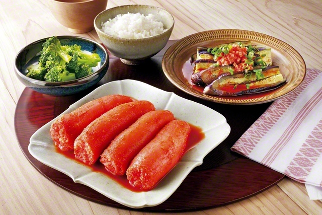食卓に並ぶ「ふくや」の辛子めんたいこ（手前。ふくや提供）
