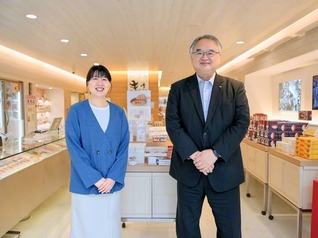 福岡市博多区の「ふくや」本店で語り合う川原社長㊨と児島さん